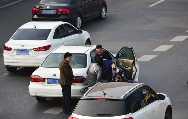 开车时发生剐蹭,私了和走保险哪个更划算?别贪小便宜吃大亏