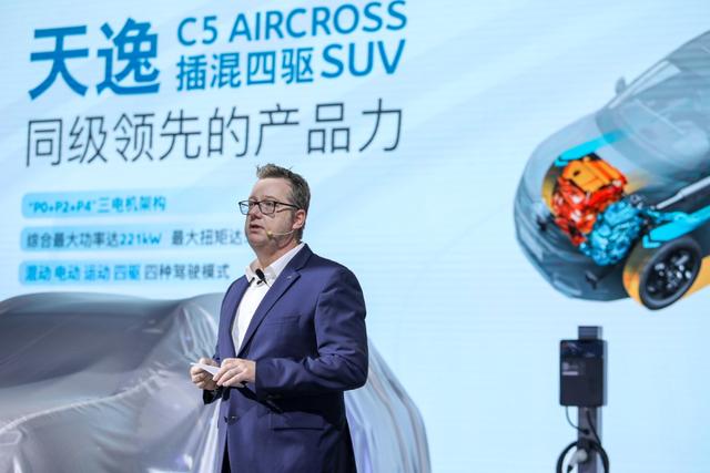 最大功率221kW,百公里加速7s,车友:这款插混四驱SUV有里有面