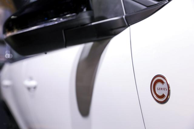 最大功率221kW,百公里加速7s,车友:这款插混四驱SUV有里有面