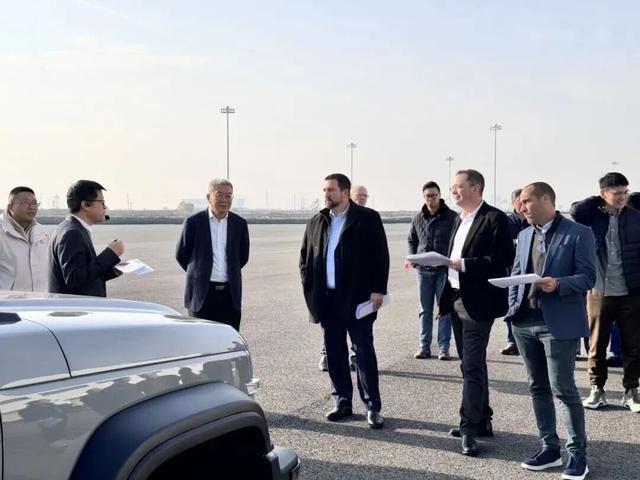 ������Jeep����������Jeep�ĵ������й�ð�գ�ǰ�����Σ�